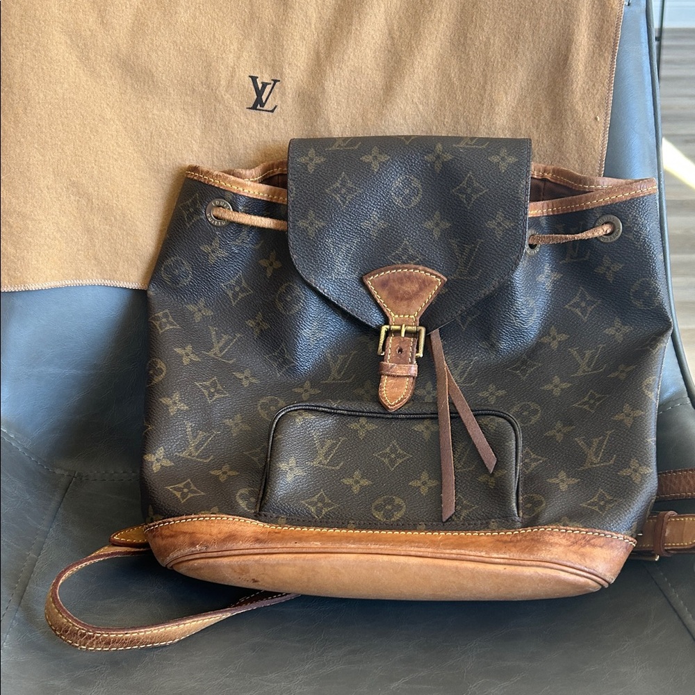 Good condition 💯 Authentic Louis Vuitton Monogram Black and Brown Backpack